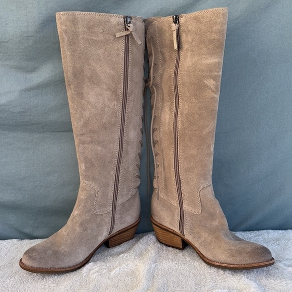 NWOT Sofft Womens Sharnell Heel Size 6M Cashmere Suede - Picture 1 of 11